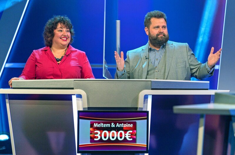 Comedienne Meltem Kaptan und Schauspieler Antoine Monot Jr. stellen sich als neues Rateteam den Fragen von Moderator Florian Weber im SWR Wissensquiz „Meister des Alltags“. Der Gewinn wird einem guten Zweck gespendet. – Bild: SWR/​Christian Koch