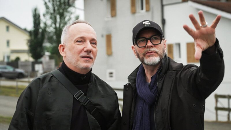 v.li.: René und Beni Durrer auf der Suche nach einem geeigneten Haus in der Schweiz zum Wohnen und für ihr Geschäft. René ist Coiffeur, Beni hat eine Kosmetiklinie. – Bild: SRF