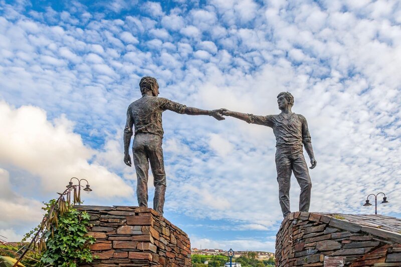 „Hands Across the Divide“ – ein Symbol der Annäherung in der Stadt Derry, einem Hauptschauplatz des langjährigen Konflikts in Nordirlands. – Bild: ZDF und Jim Monk / Alamy Stock Foto „Hands Across the Divide“ – ein Symbol der Annäherung in der Stadt Derry, einem Hauptschauplatz des langjährigen Konflikts in Nordirlands. – Bild: ZDF und Jim Monk / Alamy Stock Foto