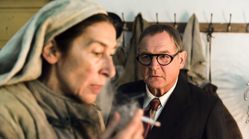 Dokudrama von Heinrich Breloer (Buch und Regie) Produktion der Bavaria Fiction mit dem WDR (federführend), BR, SWR, NDR und ARTE Ost-Berlin, Januar 1949. Ein letztes Gespräch vor der Premiere von „Mutter Courage und ihre Kinder“ in Helene Weigels Garderobe im Deutschen Theater. Brecht (Burghart Klaußner) ist, wie immer vor einer Premiere, besorgt und unsicher, wie die Zuschauer das Stück aufnehmen werden. Ein Stück, in dem sie sich selber und ihre Haltung zum Krieg wiedererkennen sollen. Helene Weigel (Adele Neuhauser), die für die Titelrolle zum ersten Mal seit 16 Jahren wieder in Deutschland auf einer Bühne steht, versucht ihn zu beruhigen. – Bild: BR/​WDR/​Michael Praun/​Michael Praun