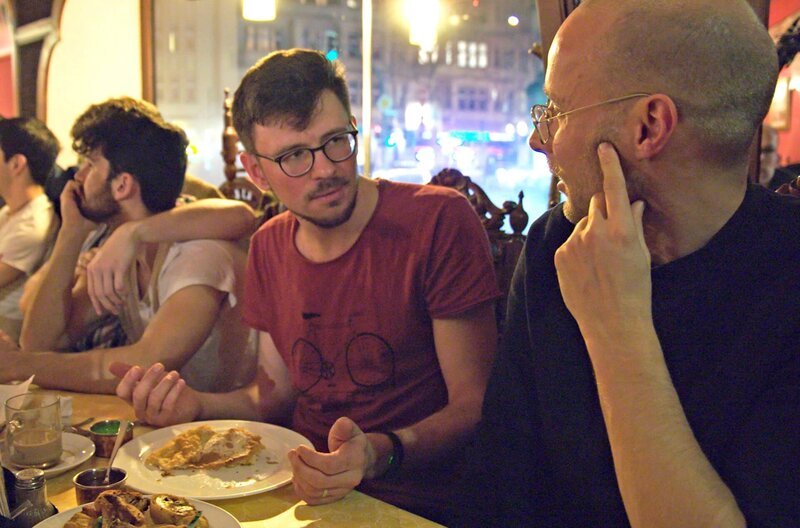 Rabiat-Reporter David Donschen bei einem Männerstammtisch in Berlin. – Bild: ZDF und Radio Bremen/​Andy Lehmann
