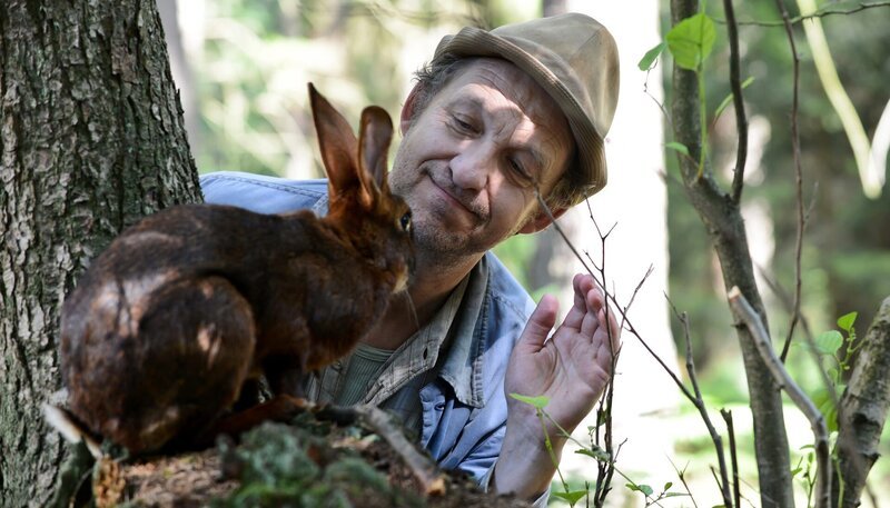 Erstaunlich, dass Adsche (Peter Heinrich Brix) mit dem Knopfhasen sprechen kann. – Bild: NDR/​Uwe Ernst