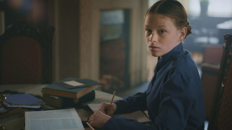 Mania (Nelly Hoffmann) lernt für ihre Abschlussprüfung. – Bild: SWR/​LOOKSfilm/​Steffen Junghans