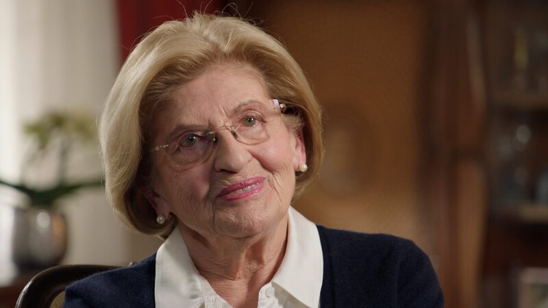 Die Holocaustüberlebende berichtet von ihrer traumatisierenden Flucht vor den Nazis und ihrem Überleben im Vernichtungslager Auschwitz. – Bild: Michael Maylandt /​ BR /​ BR/​Michael Maylandt