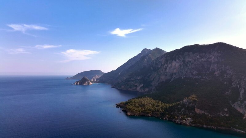 Berge und Meer: Die Türkische Riviera ist sehr abwechslungsreich, lange Abschnitte sind von steil ins Wasser fallenden Klippen geprägt. – Bild: NDR/​nonfictionplanet/​Julian Ringer