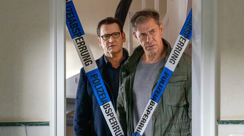 Die Kommissare Finn Kiesewetter (Sven Martinek, re.) und Lars Englen (Ingo Naujoks, li.) ermitteln im Fall des erschossenen Mesut Yilmaz. – Bild: WDR/​ARD/​Marion von der Mehden
