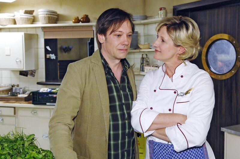 Susanne (Heike Jonca, r.) macht dem eifersüchtigen Armin (Rainer Will, l.) klar, dass sie Paloma und Georg miteinander verkuppeln will. – Bild: SAT.1 /​ Claudius Pflug Eigenproduktionsbild frei
