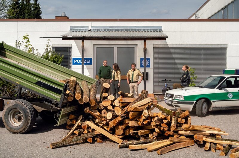 Riedl hat den Baum als Beweisstück aufs Revier mitgebracht. Die Kollegen staunen nicht schlecht. V.l.n.r. Girwidz (Michael Brandner), Sabine Kaiser (Katharina Müller-Elmau), Franz Hubert (Christian Tramitz), Rebecca Jungblut (Jeanne Goursaud) – Bild: ARD/​TMG/​Arvid Uhlig
