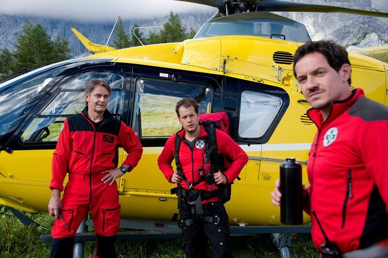 Die Bergretter Michael (Robert Lohr, l.), Ben (Mirko Lang, M.) und Tobias (Markus Brandl, r.) wollen das Gebiet nach dem vermissten Frank Brandstetter absuchen. Die Männer sind beunruhigt und glauben, dass dessen Frau Leni mehr weiß, als sie zugibt. – Bild: ZDF und Thomas R. Schumann