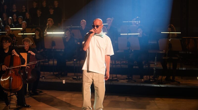 Bei den „Machiavelli Sessions“ treffen zarte Streicher auf die harte Sprache der Straße. Das WDR Funkhausorchester und die Podcaster*innen von COSMO Machiavelli bringen HipHop in den Klassik-Konzertsaal. – Bild: WDR/​ARD Kultur Midflight/​Samantha Gluth