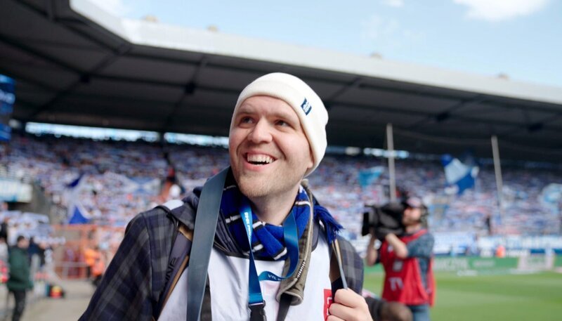 Die neue Folge der WDR-Reihe „Meine Heimat. Mein Verein“ geht dem Mythos VfL auf die Spur und zeigt die enge Verbindung von Stadt und Verein. Filmemacher Wilm Huygen hat Menschen getroffen, für die der Verein Heimat und manchmal sogar Lebensmittelpunkt ist. – Bild: WDR/​eitelsonnenschein GmbH