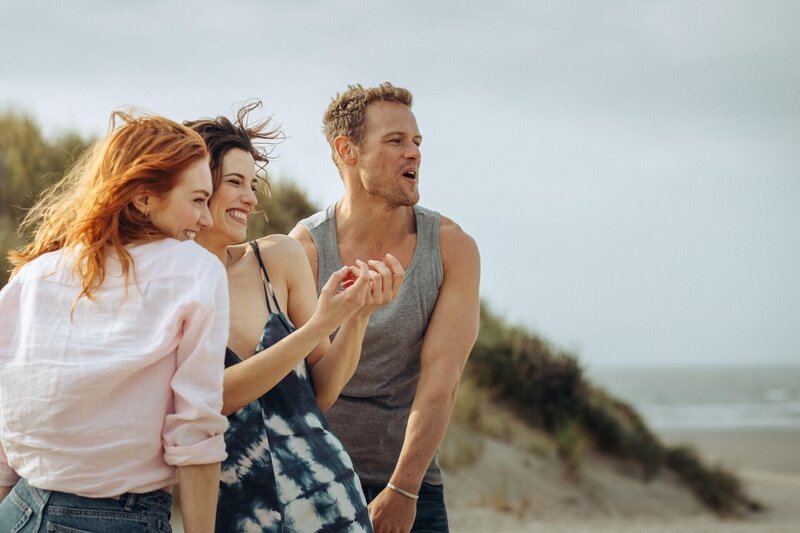 Evie (Eleanor Tomlinson, l.), Becka (Jessica De Gouw) und Danny (Sam Heughan) – Bild: Foto: RTL /​ Eagle Eye Drama /​ Sofie Gheysens