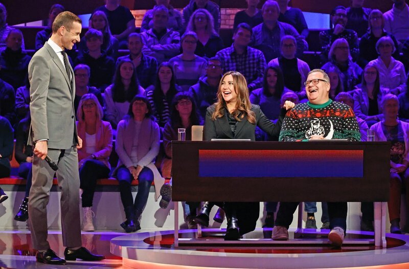 Moderator Kai Pflaume (l.) mit Rateteam-Kapitän Elton (r.) und der Schauspielerin Simone Thomalla (M.). – Bild: ARD/​Morris Mac Matzen