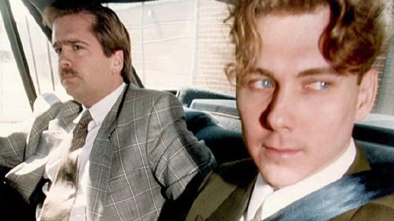 Paul Bernardo (r.) ist wegen sexuellen Übergriffen und Mord in mehreren Fällen angeklagt. Ein Polizist aus Toronto bringt ihn zu den Anhörungen. – Bild: RTL /​ IMG