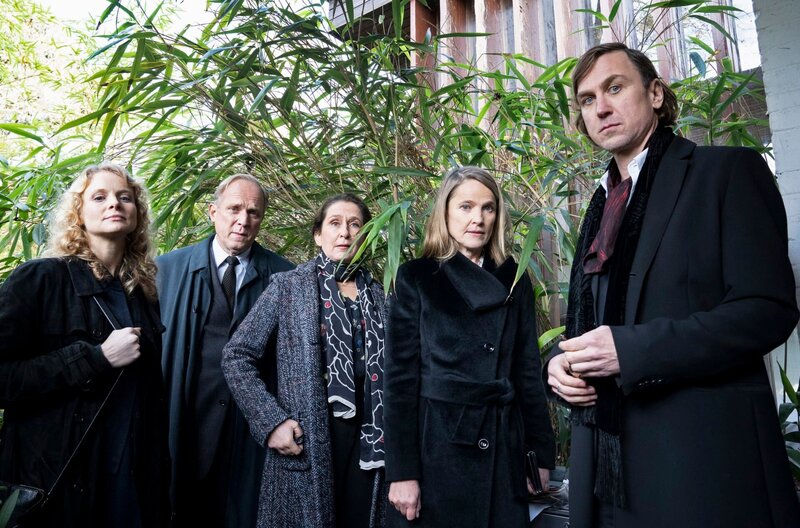 L-R: Laura Muthesius (Friederike Ott), Felix Murot (Ulrich Tukur), Magda Wächter (Barbara Philipp), Inga Muthesius (Karoline Eichhorn) und Paul Muthesius (Lars Eidinger). – Bild: HR/​Bettina Müller