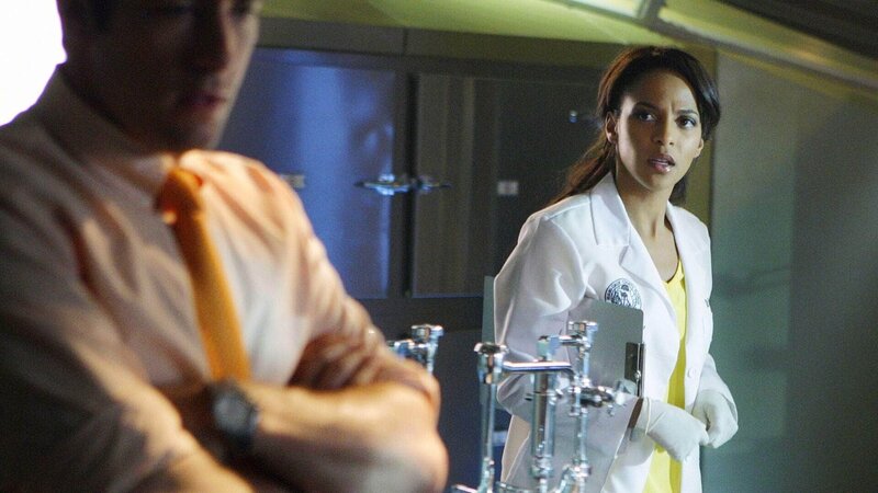 Horatio and the team work to figure out why a seemingly normal family was targeted in a brutal grenade attack : (L-R)Jonathan Togo as Ryan Wolfe and Megalyn Echikunwoke as Dr. Tara Price. – Bild: SUPER RTL