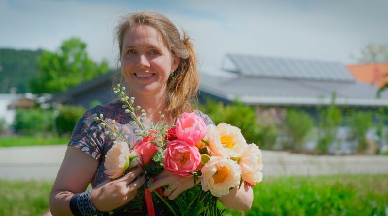 Margarethe Huese teilt die Leidenschaft ihres Mannes Arjen zu den selbst gezogenen Blumen. – Bild: BR/​Jürgen Katzur