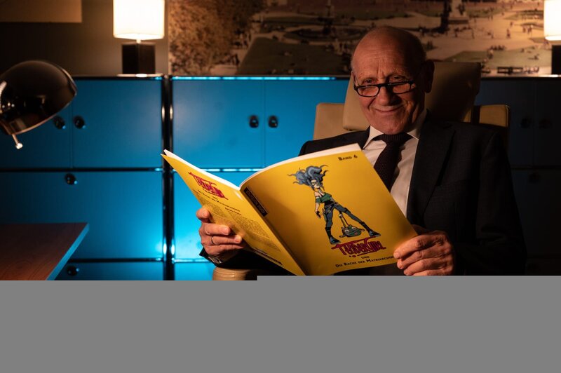 Was liest Michael Kaiser (Karl Kranzkowski) denn da? Im Mordfall an einem Comicverleger muss das Ermittler-Team allerlei Beweismittel sichten – unter anderem auch die Hefte einer jungen feministischen Comiczeichnerin. Die scheinen Kaiser ziemlich gut zu gefallen, aber ob der Kriminaldirektor hier auf sachdienliche Hinweise stößt? – Bild: ZDF und MARKUS_FENCHEL