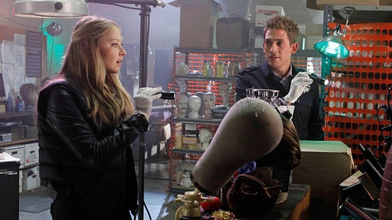 Morgan (Elisabeth Harnois) und Greg (Eric Szmanda) versuchen herauszufinden, was den Mörder, der seinen Opfern im Vorfeld die Haare abschneidet, motiviert. – Bild: MG RTL D
