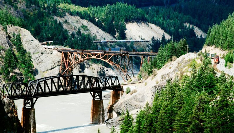 Endlosgüterzüge im Tal des Fraser Rivers. – Bild: SWR