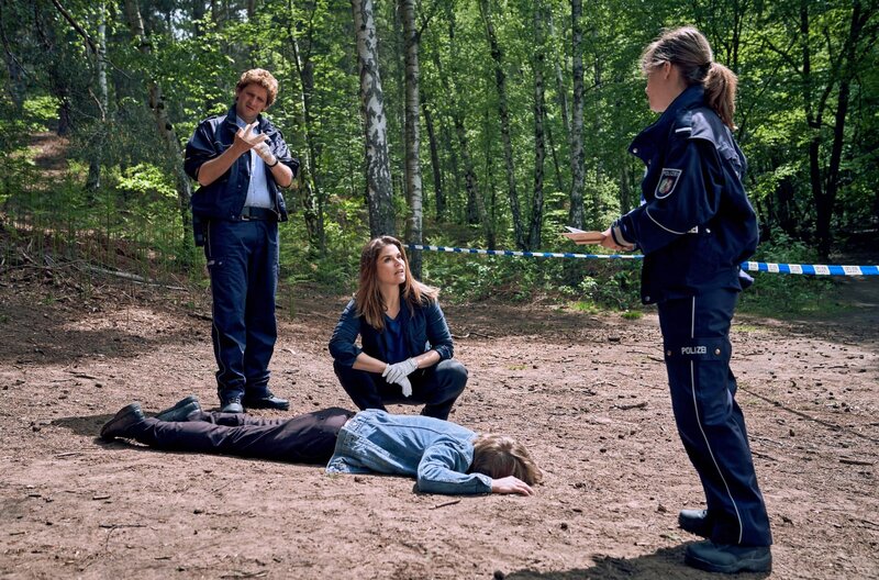 Heino Fuß (Sebastian Schwarz, l.), Jenny Dickel (Eva Bühnen, r.) und Marie Gabler (Katharina Wackernagel, M.) sind sich sicher – der Tote am Fuß des „Herkulfels“ wurde ermordet! – Bild: ARD/​Frank Dicks