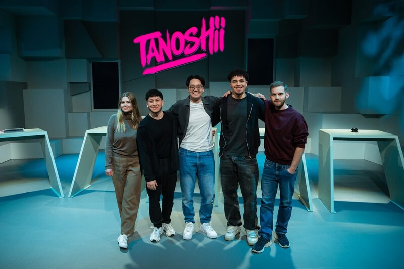 Tanoshii, das Wissensduell rund um Manga und Anime mit Fans und Creators aus der Szene, moderiert von Raafey (Mitte). – Bild: KiKA/​Julian Canto