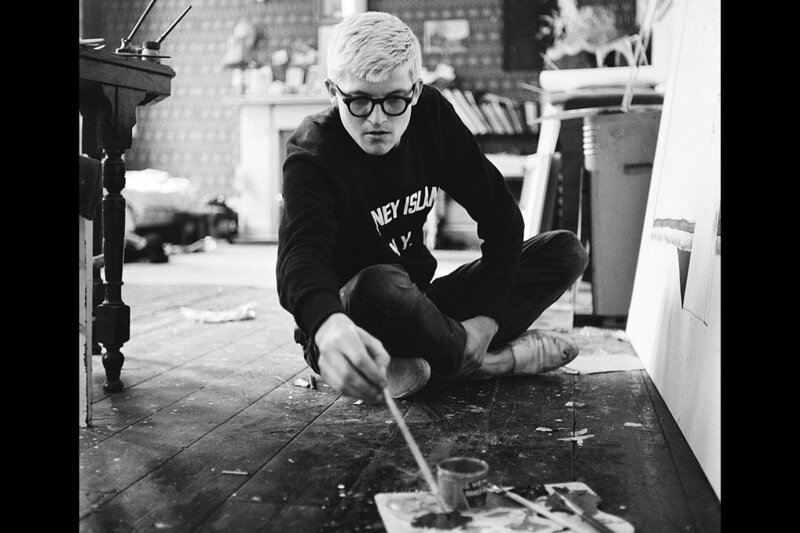David Hockney 1967 beim Malen in seinem Atelier – Bild: Tony Evans/Getty Images David Hockney 1967 beim Malen in seinem Atelier – Bild: Tony Evans/Getty Images
