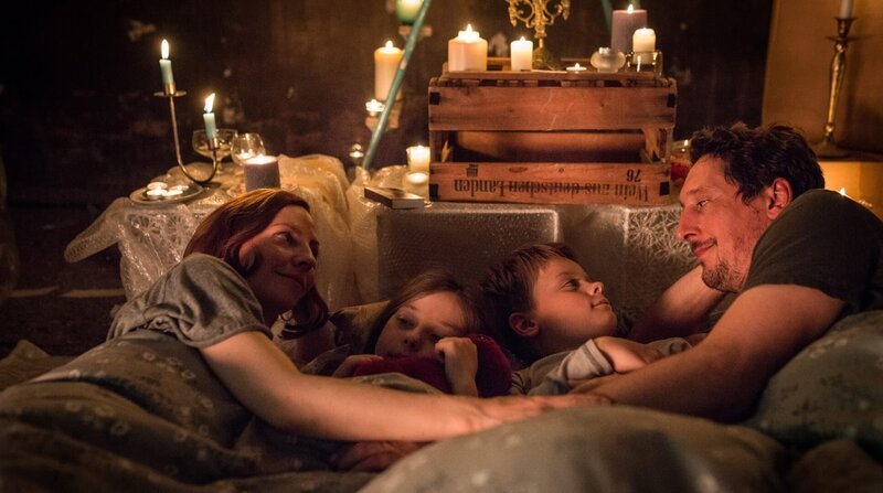 Ein Neuanfang für die Familie Seewald: Martin (Hans Löw, r.), Karla (Katharina Schüttler, l.), Mats (Arne Wichert) und die kleine Finja (Lili Ray). – Bild: ARD Degeto/​Boris Laewen