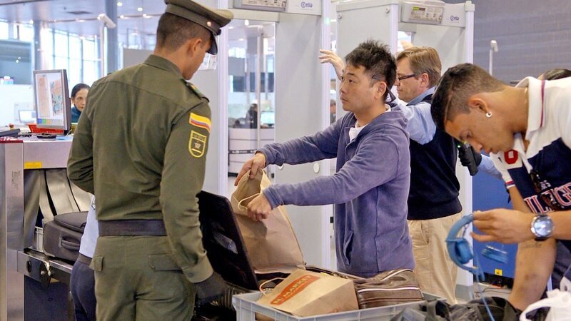 BOGOTA, COLOMBIA- Working in the security line. – Bild: n-tv