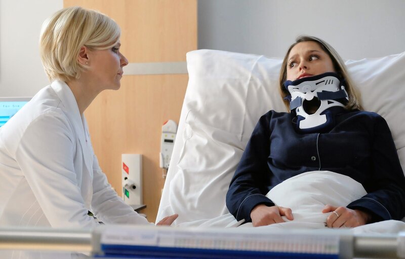 Dr. Kathrin Globisch (Andrea Kathrin Loewig, links) hat keine guten Nachrichten für Samira Steffens (Sarah Alles). In ihrer Halswirbelsäule sitzt ein Tumor, der schnellstens operativ entfernt werden muss. – Bild: BR/​MDR/​Saxonia Media/​Sebastian Kiss
