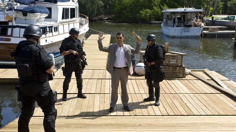 Der ehemalige Agent des amerikanischen Geheimdienstes Michael Westen (Jeffrey Donovan, M.) gerät bei den Ermittlungen nach seiner Burn Notice immer wieder in Schwierigkeiten. – Bild: RTL /​ 20th Century Fox