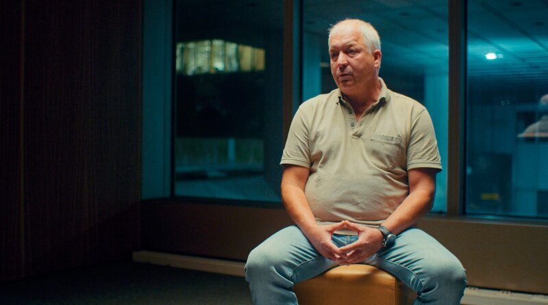 Die patriarchal-religiösen Rituale der kalabresischen ’drangheta-Clans, die für die Duisburger Morde verantwortlich waren, stellten für den Duisburger Ermittler und Ersten Kriminalhauptkommissar Thomas Meier eine völlig fremde Welt dar. Kurz nach der Tat als Tatortbeamter eingesetzt, hatte er großen Respekt vor dem Ausmaß eines Verbrechens, das Duisburg in dieser Form noch nie erlebt hatte. – Bild: WDR/​Film Five/​Jakob Stark