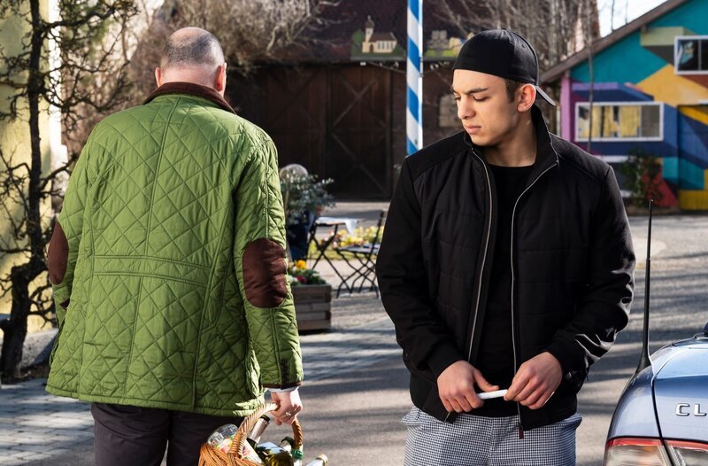 Leon (Joel Akgün) versucht, den Streit mit Hubert (Bernhard Ulrich) auf kumpelige Art zu lösen. – Bild: BR/​Lena Semmelroggen