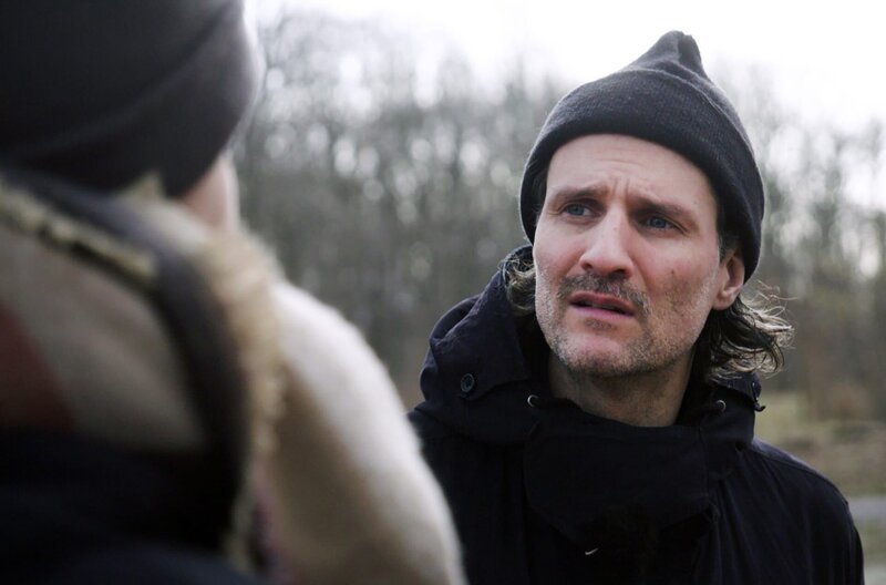 Rabiat-Reporter Manuel Möglich trifft in Erfurt eine junge Frau, die schon als Kind Opfer von häuslicher Gewalt wurde. – Bild: Radio Bremen/​Matthias Bähr