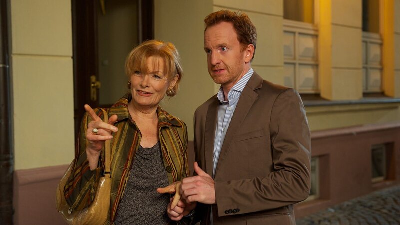 v.l.n.r.: Hannelore Timmermann (Gertie Honeck), Kai Timmermann (Mathias Junge) – Bild: ZDF und Marc Meyerbröker