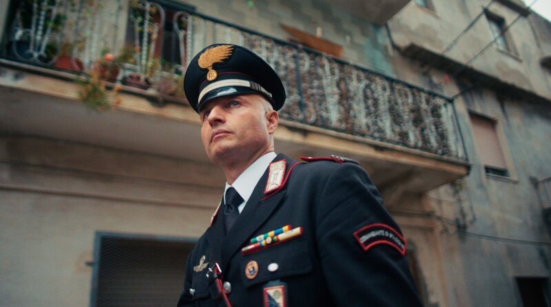 Carabiniere Michele Fiorentino ist Kommandant der Carabinieri-Station in San Luca und seit 2004 dort stationiert. Er weiß genau, wie die Clans agieren und sich organisieren. Er hat die dunkle Zeit der blutigen Fehde miterlebt. Bis heute muss er die ’Ndrangheta überwachen und immer wieder Festnahmen durchführen, in einem Umfeld, das von Schweigen geprägt ist. – Bild: WDR/​Film Five/​Jakob Stark