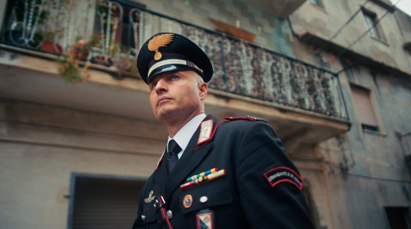 Carabiniere Michele Fiorentino ist Kommandant der Carabinieri-Station in San Luca und seit 2004 dort stationiert. Er weiß genau, wie die Clans agieren und sich organisieren. Er hat die dunkle Zeit der blutigen Fehde miterlebt. Bis heute muss er die ’Ndrangheta überwachen und immer wieder Festnahmen durchführen, in einem Umfeld, das von Schweigen geprägt ist. – Bild: WDR/​Film Five/​Jakob Stark