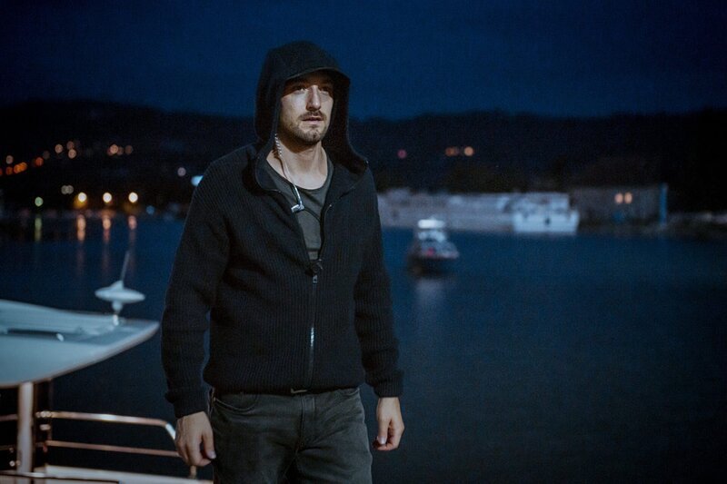 Der Inhaber eines Bootshandels wird erschlagen auf einem seiner Motorboote gefunden. Ben Halberg (Daniel Gawlowski) geht der Frage nach, welche Rolle die Mitarbeiter des Inhabers und eine junge Tschechin in dem Mordfall spielen. – Bild: ZDF und Stefanie Leo