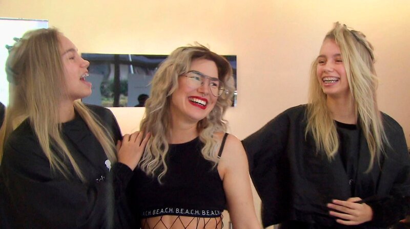 Als Lockvögel treiben Lena und Lisa arglose Friseure zur Verzweiflung. – Bild: SWR/​Kimmig Entertainment