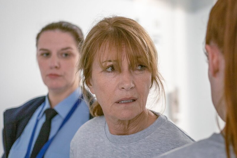 Kann nicht glauben, dass sie unter Mordverdacht steht: Harry Wild (Jane Seymour, M.). – Bild: ZDF und Allen Kiely/​Zoe Production DAC/​AcornTV