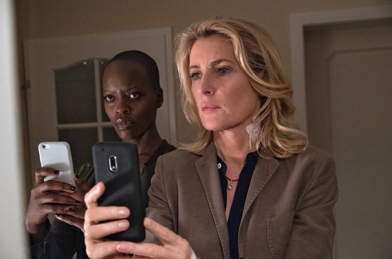 Florence Kasumba (Anais Schmitz), Maria Furtwängler (Charlotte Lindholm). – Bild: NDR/​Manju Sawhney