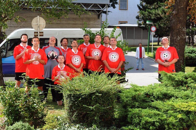 (v.li.): Markus Oezelt (Tormann), Thomas Stipsits (Spieler 3), Lukas Resetarits (Rainer Kovacic). – Bild: ORF/​Gebhardt Productions/​Hubert Mican