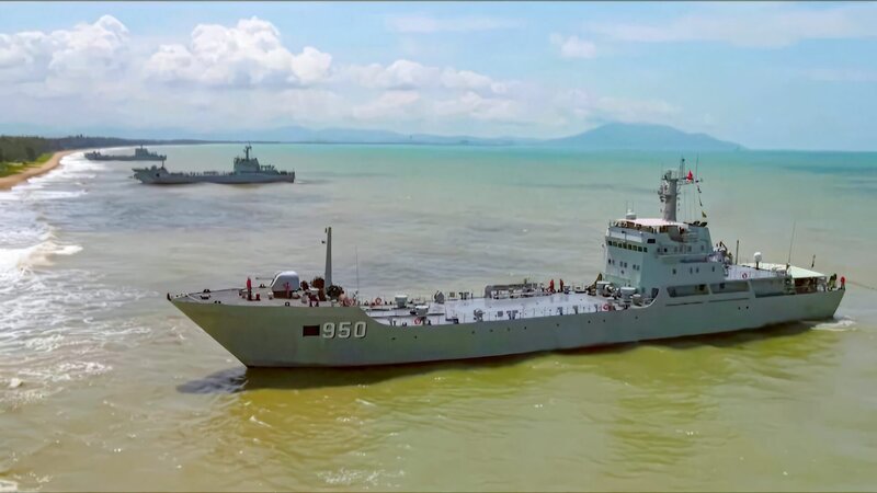 Kriegsschiffe der chinesischen Marine bei einem Manöver in der Straße von Taiwan – Bild: ZDF und Australian Broadcasting Corporation