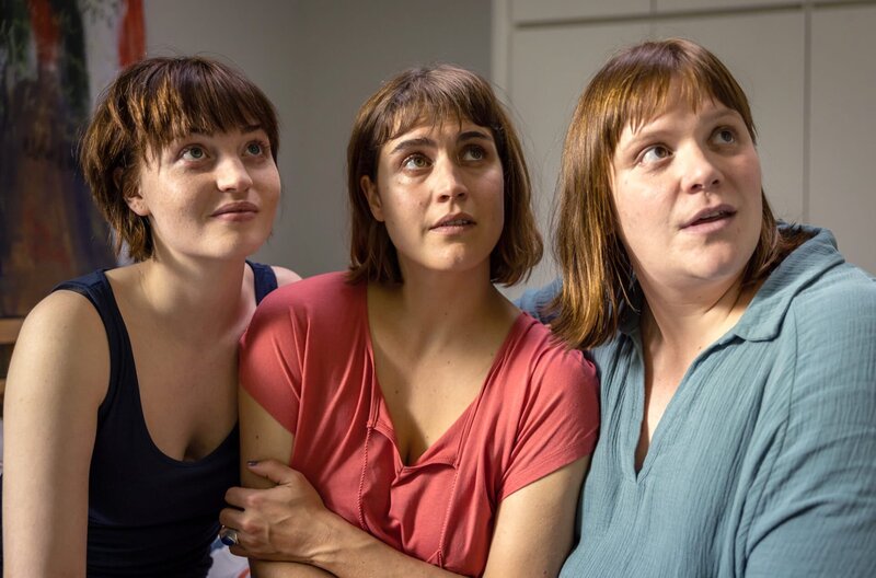 Emily (Sarah Mahita), Leo (Morgane Ferru) und Eva (Stefanie Reinsperger, v.l.) betrachten in Barbaras Atelier ein altes Bild. – Bild: BR/​WDR/​Constantin Film/​Guillaume Van Laethem