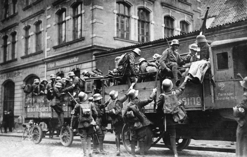 SA-Angehörige vom Lande bei der Ankunft vor dem Bürgerbräukeller. – Bild: RTL