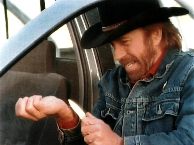 Walker (Chuck Norris) wurde von einer Klapperschlange gebissen. Da er alleine in der Wildnis unterwegs ist, versucht er sich möglichst schnell selbst zu helfen. Doch trotz aller Bemühungen wird er bald ohnmächtig … – Bild: RTL II