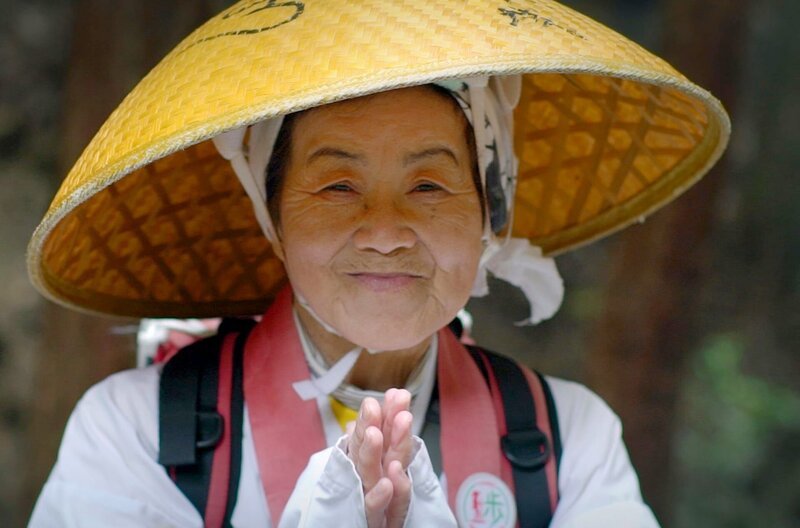 Mit über 80 Jahren begibt sich Saeko Tsujimoto gemeinsam mit ihrem Mann auf den berühmten Pilgerweg auf der japanischen Insel Shikoku. – Bild: NHK/​Gedeon /​ Mit über 80 Jahren begibt sich Saeko Tsujimoto gemeinsam mit ihrem Mann auf den berühmten Pilgerweg auf der japanischen Insel Shikoku.