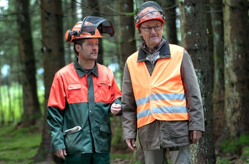 Obwohl Albert Riedle verboten hat mit dem Vollernter durch seinen Wald zu fahren, hat er trotzdem mit dem Abholzen begonnen. v.l.: Riedle (Sebastian Mirow), Karl (Peter Schell) – Bild: SWR/​Schweigert