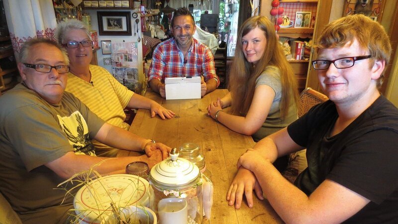 Von links: Norbert, Jutta, Trödelexperte Mauro Corradino, Jaqueline und Daniel bei der Geldübergabe. – Bild: RTL II