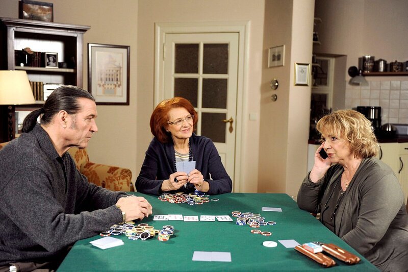 Erika (Madeleine Lierck-Wien, r.) genießt den Pokerabend mit Pete (Gunter Ziegler, l.) und Johanna (Brigitte Antonius, M.) und hat wenig Aufmerksamkeit für Achims Anruf. – Bild: ARD/​Nicole Manthey